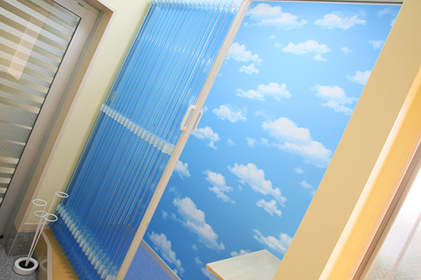綺麗な青空が描かれた空間もあり、院内は明るく清潔に保たれている 20181204 4