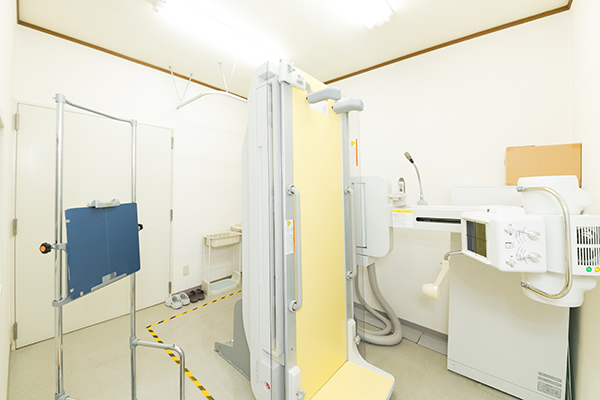 幅広い知識を持つ福富院長が、多角的に患者の症状を判断する 4