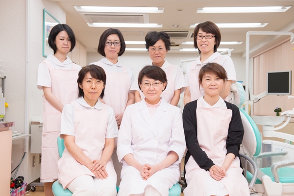 明るく親切なスタッフたち。中央の藤本院長を囲んで 10221 ma 4 1409627879