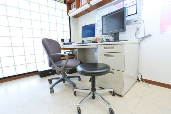 患者一人ひとりと向き合い、診察を行う 4