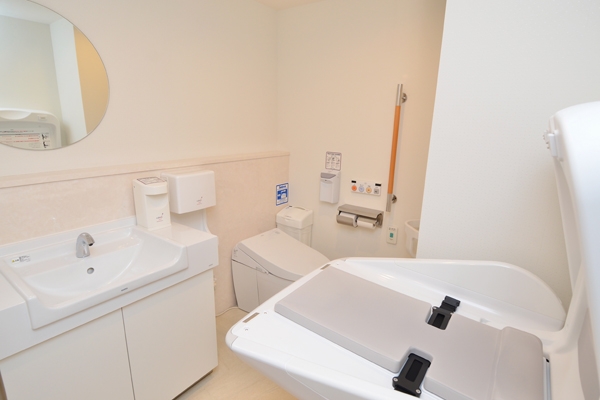 広いスペースのトイレにはベビーシートも完備 173995 ma 4 1433495685