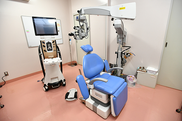 手術室では、先端機器を駆使して顕微鏡下での精密手術を行う 4