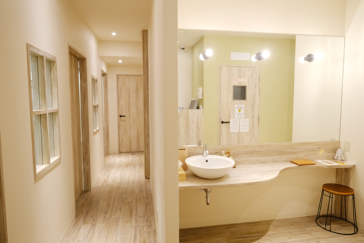 北千住SHUN矯正歯科 足立区 自然のぬくもりを感じる院内デザインで患者の緊張を和らげる