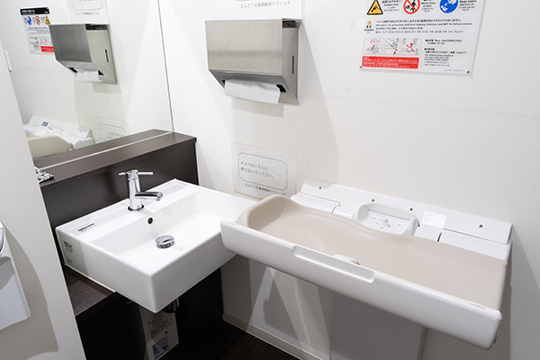 広いバリアフリーのトイレにはママにうれしいおむつ交換台を完備 4