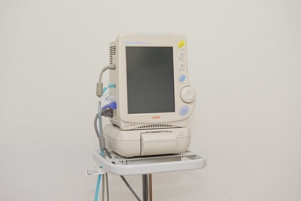 麻酔治療に必要な、心拍数などを計る機器 4