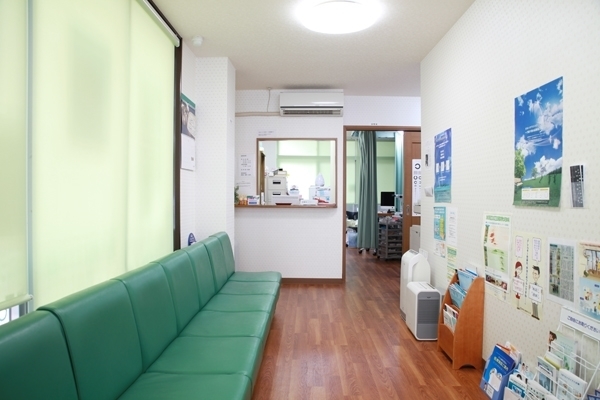 明るい待合室には、ためになる情報もたくさん掲出されている 4
