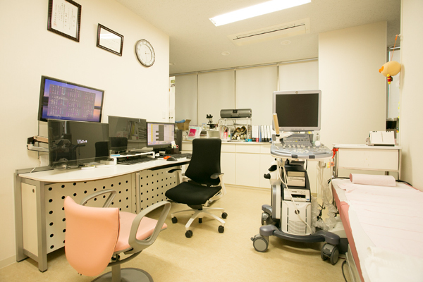 診察室には4Dエコーも完備 Cs4