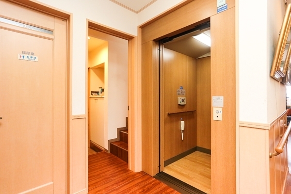 ご高齢の人でも気兼ねなくかかれるよう、エレベーターも完備 32065 ma 4 1443604436