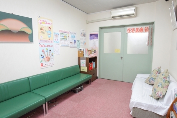 待合室には幅広い年齢層の患者が集う 60231 ma 4 1450137418