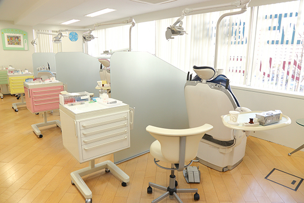大きな窓に面した診察室は開放感たっぷり 4