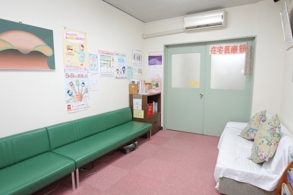 待合室には幅広い年齢層の患者が集う 60231 ma 4 1450137418