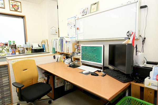 診察室。患者の話をよく聞くのが、院長の大切にしていること Cs4