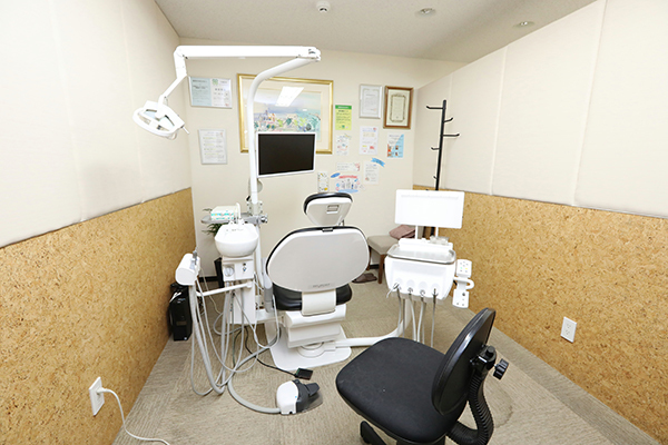 プライバシーを確保した完全個室の診療室も備えている 4