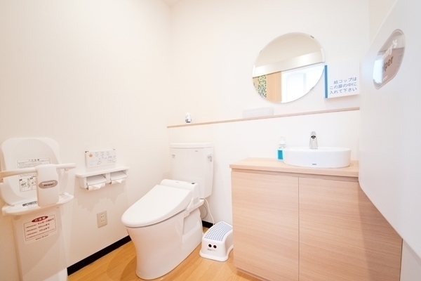 しまだ小児クリニック 川崎市中原区 オムツ替えシートもあり広々としたトイレで使いやすい
