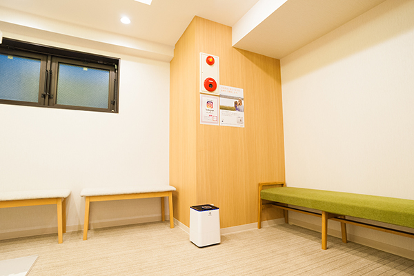 カフェのような落ち着いた雰囲気の待合スペース 20190925 4