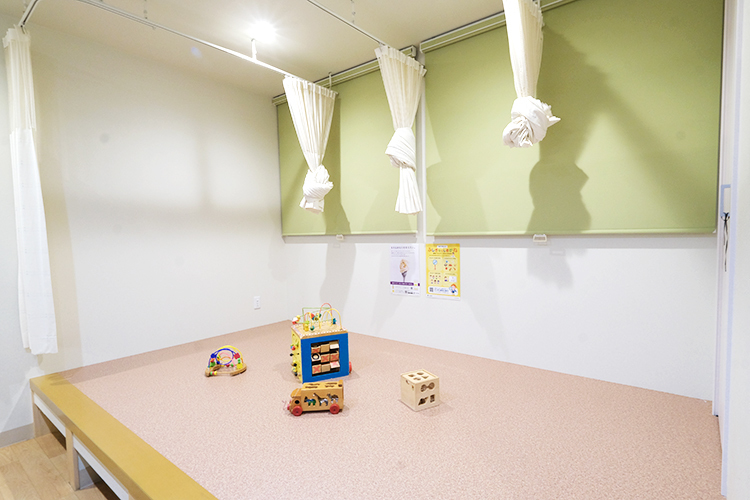 くぼたこどもアレルギークリニック 春日市 寝たり座ったり遊んだりしながらアレルギー試験を受けられる