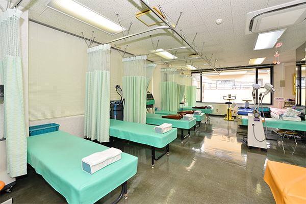助川クリニック 新宿区 多くのリハビリテーション機器が並ぶ