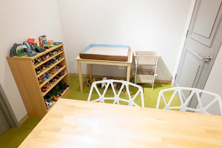 キッズハートクリニック外苑前 港区 子どもと同じ目線で話をする