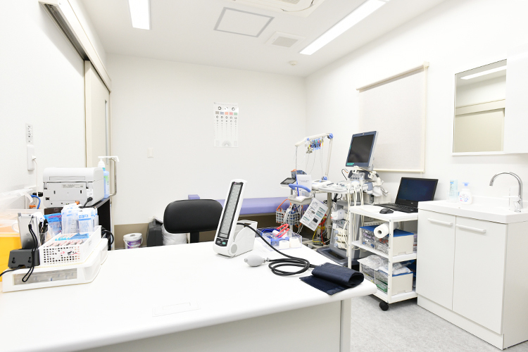 千鳥町内科クリニック 大田区 各種検査機器の調った処置室