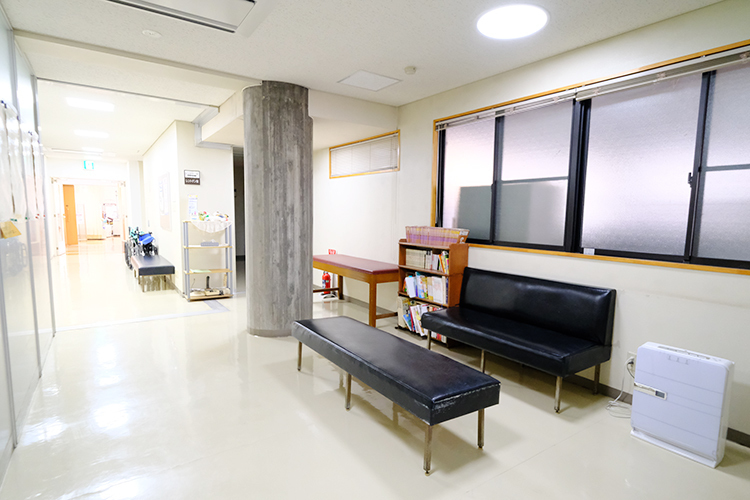 森川整形外科医院 小牧市 中待合室は明るく広々とした造り