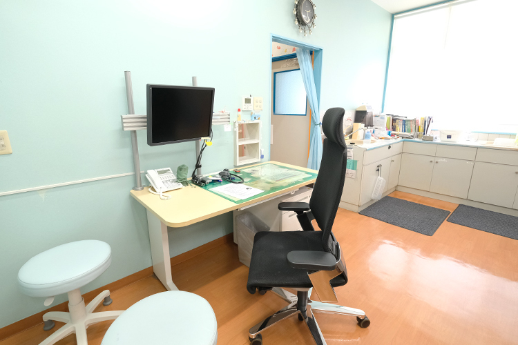 大原小児科医院 北九州市戸畑区 広々とした診察室で、医師、スタッフが懇切丁寧に診察を行う