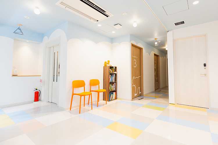 はるもキッズクリニック 杉並区 院内には動物が描かれ、子どもが笑顔になるかわいらしい空間に