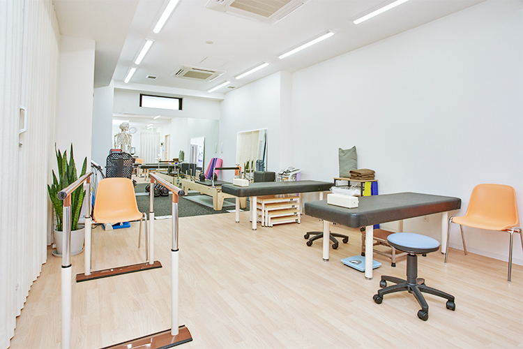 整形外科たけなかクリニック 京都市北区 院内はバリアフリー、さまざまな設備を完備したリハビリルーム