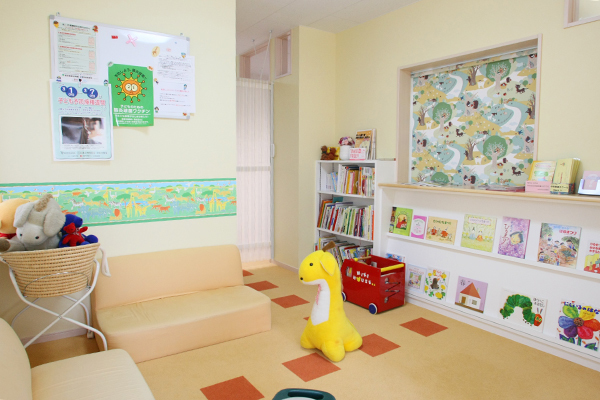 清水小児科医院 世田谷区 院内には季節を感じられる絵本や幅広いジャンルのおもちゃを用意
