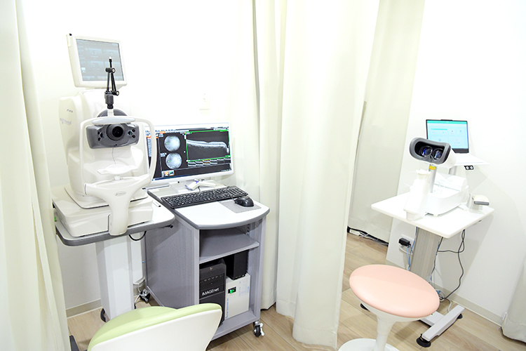 あづみ眼科クリニック 世田谷区 AI搭載の視野計など先鋭の機器を導入し、患者の負担に配慮