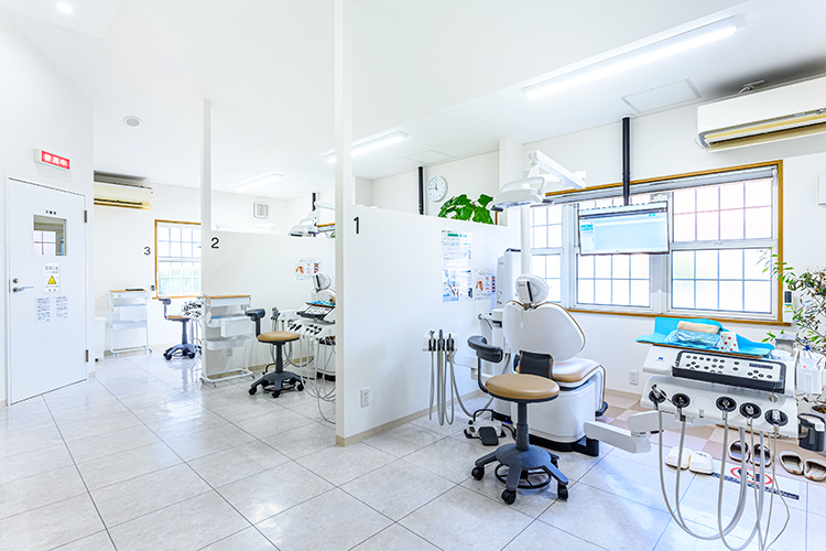 かわはら歯科 新小郡クリニック 小郡市 診療のエリアは半個室を採用。隣を気にせず治療を受けられる