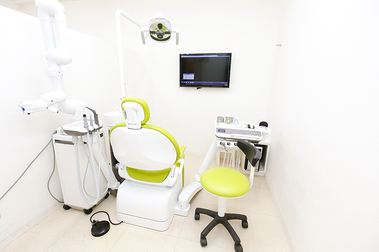 ライラック通り歯科 大田区 診察室は清潔に保たれ、患者が気持ち良く過ごせる空間が広がる