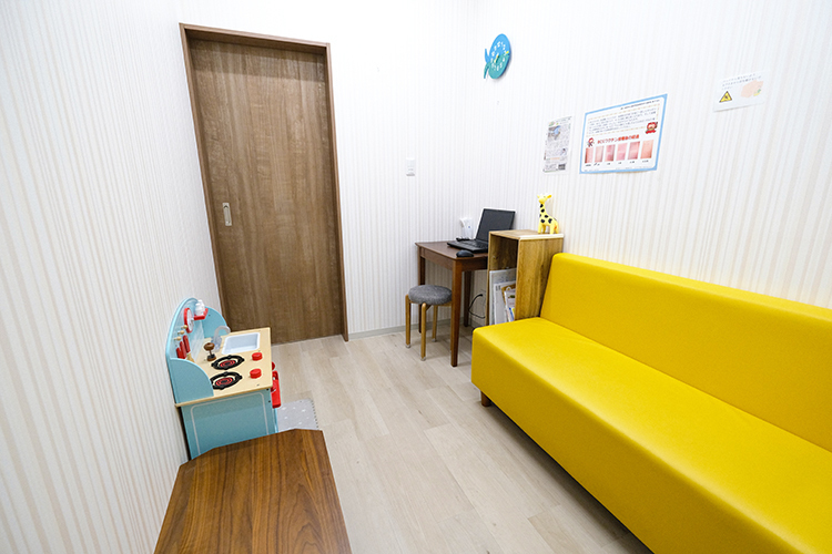 ひまわりこどもクリニック 明石市 プライバシーに配慮し、リラックスして過ごせる環境を整えている