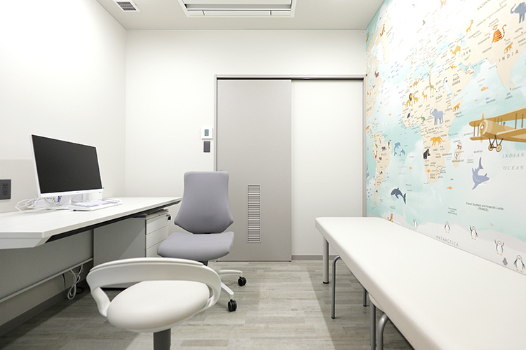 あさいキッズクリニック 東大阪市 診察室の壁紙は子どもの興味を引くかわいい柄となっている