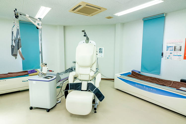 河村クリニック 門真市 2階にあるリハビリ室には多様な機器がそろっている