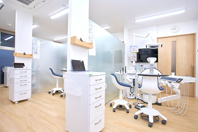 伊藤おとなこども歯科 交野市 診察室は半個室となっており、プライバシーにも配慮されている
