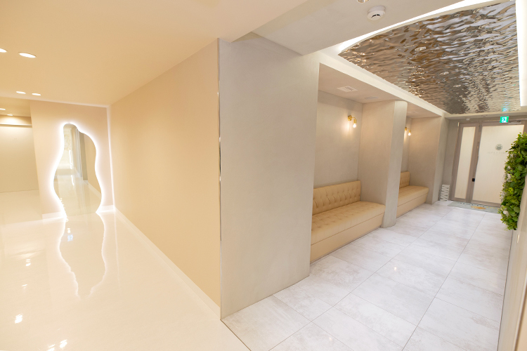 KIMI CLINIC形成・美容外科 東大阪市 院内は白を基調とした明るい印象で、プライバシーに配慮している