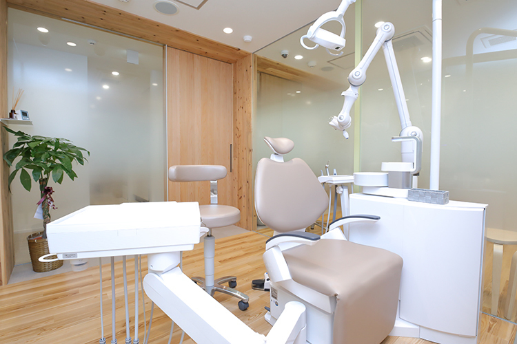おおもり歯科・矯正歯科 寝屋川市 周りを見ることができるように透明性を持たせた個室も用意