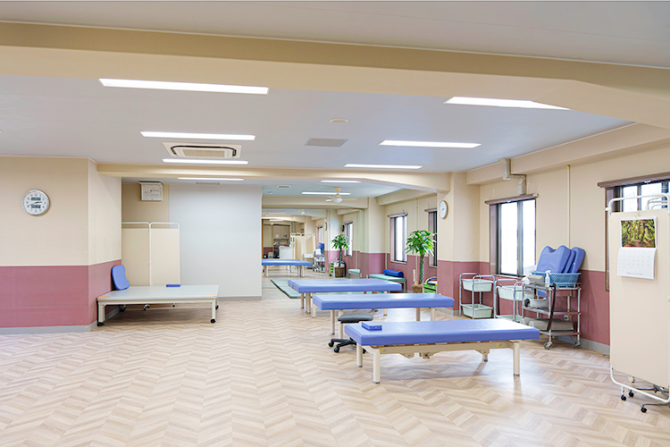 サンライズ幸 内科・訪問診療クリニック 茨木市 広々としたリハビリテーション室では、さまざまなリハビリが可能