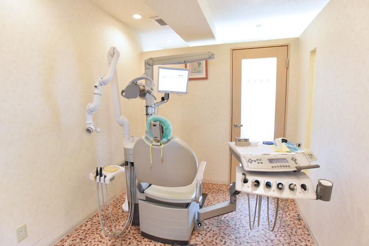 たなかデンタルクリニック 小金井市 診療室は半個室型が3つ。口腔外科手術を行う完全個室も