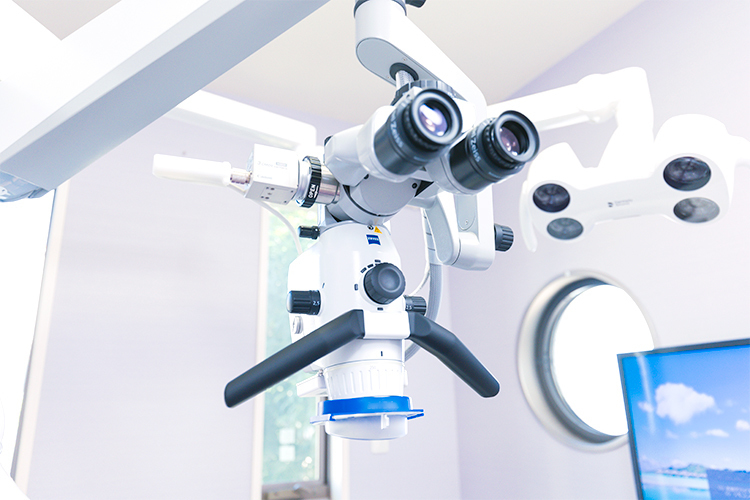 やじまデンタルクリニック 千葉市稲毛区 マイクロスコープを備え、精密な検査を行う