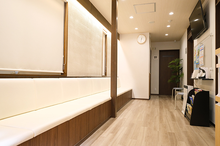 ぐみょうじ泌尿器科 横浜市南区 清潔に保たれたリラックスできる雰囲気の待合室