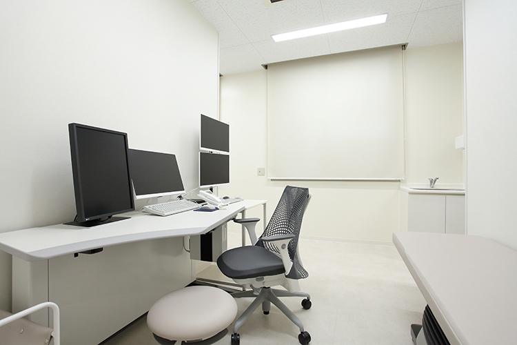 たなけん脊椎・眼科クリニック 一宮市 院内はリニューアル、白を基調として広々としている
