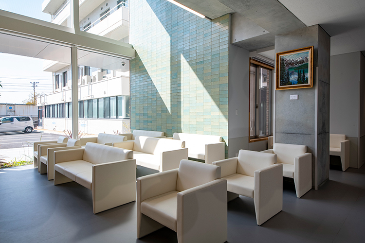 奥田整形外科皮膚科医院 広島市西区 窓が大きく、温かさを感じられる待合室
