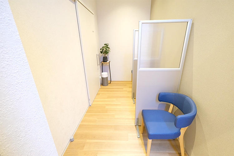 神宮前内科クリニック 名古屋市熱田区 院内は発熱の外来専用の診察室と待合室があり、動線を分けている