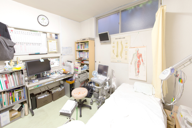 千住診療所 足立区 正確な診断を下すための検査機器が置かれた診察室
