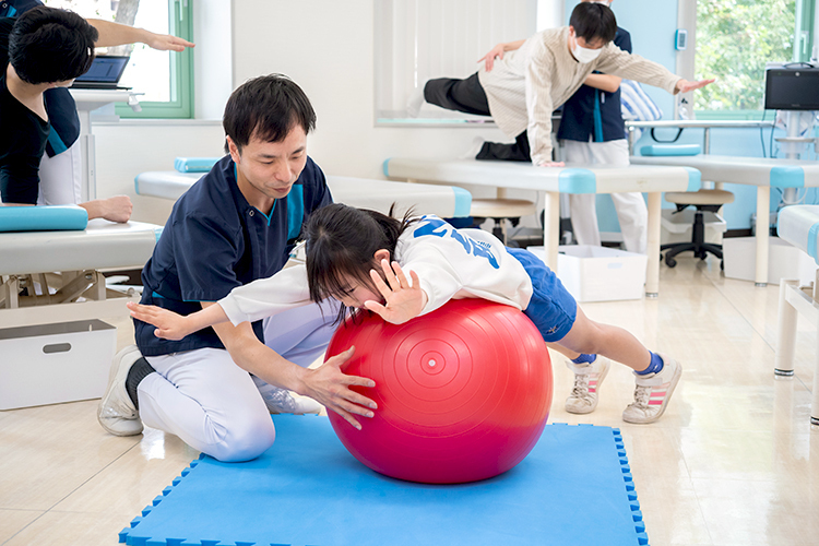 リバーシティすずき整形外科 中央区 理学療法士、アスレティックトレーナーなどのスタッフが充実
