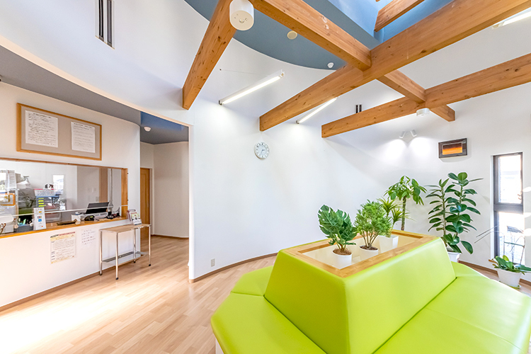 黒田総合内科診療所 草加市 天井が高く、清潔感がある待合室