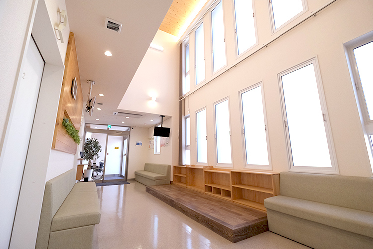 一木皮フ科 福岡市博多区 明るい日差しが差し込む開放的な待合室