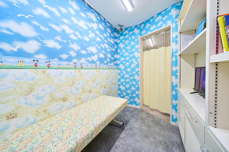 あかちゃんからのこどもクリニック宮前平 川崎市宮前区 処置室をはじめ、院内はさまざまなかわいらしいデザインの内装に