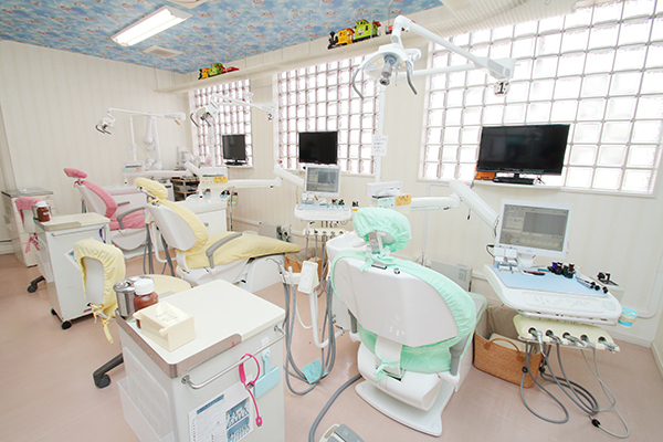 おかだ歯科・矯正歯科 寝屋川市 子どもも安心して治療を受けられる解放的な診療スペース